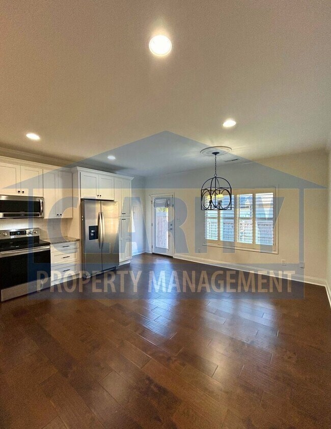 Building Photo - Single-level two bedroom townhome!