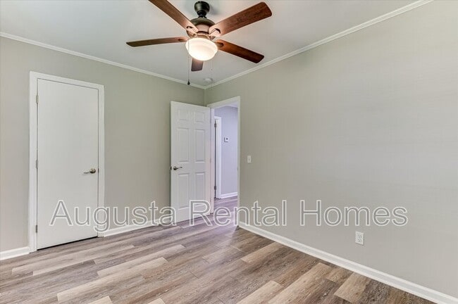 Building Photo - 2128 Roosevelt Dr
