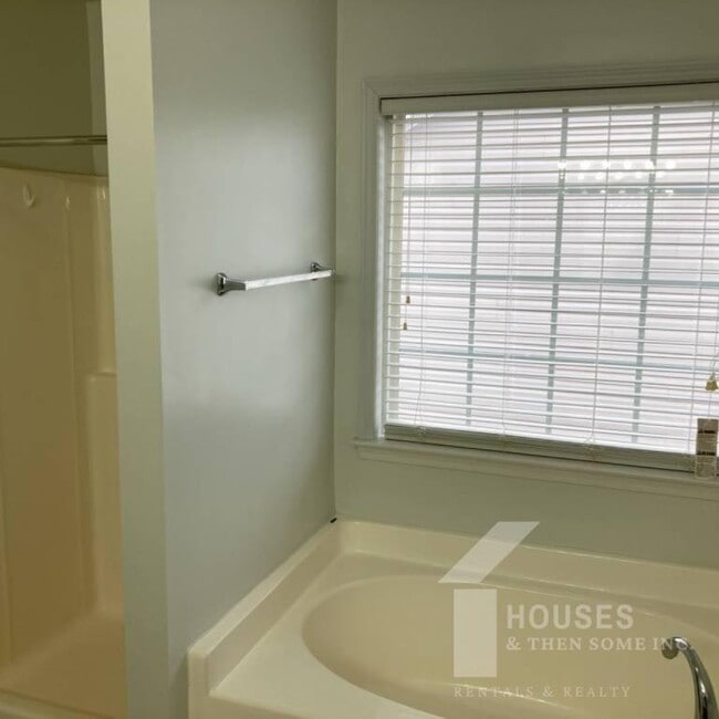 Building Photo - 18 Whitethorn Ln