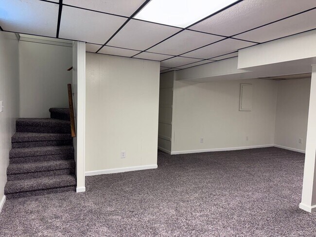 Building Photo - Must see!! 3BD/3BA Fully Finished Basement and Corner Lot!!