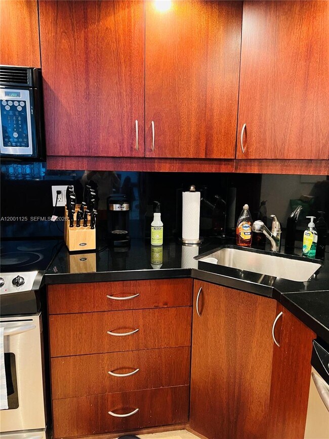 Building Photo - 2333 Brickell Ave