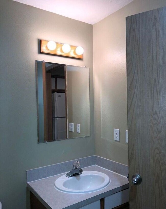 Building Photo - Large 2 bed 1.5bath townhouse with Garage