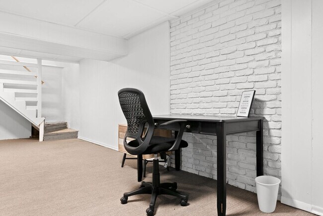 Building Photo - 814 Holiday Ave