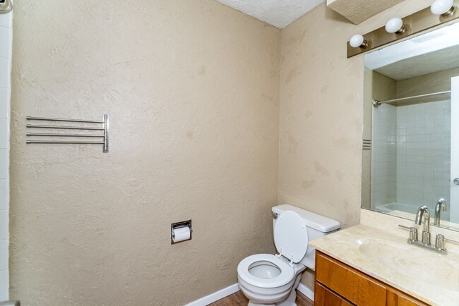Building Photo - 2-BEDROOM TOWNHOME IN ALAMO HEIGHTS