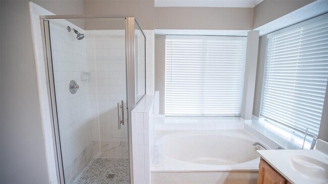 Building Photo - 401 Parkview Dr