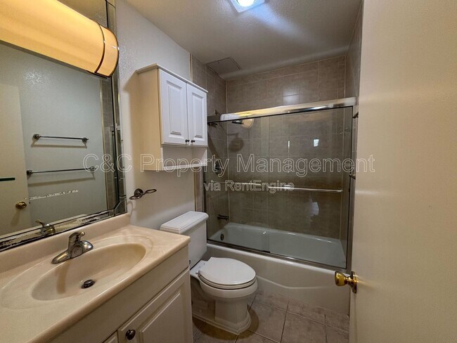 Building Photo - 466 Crescent St