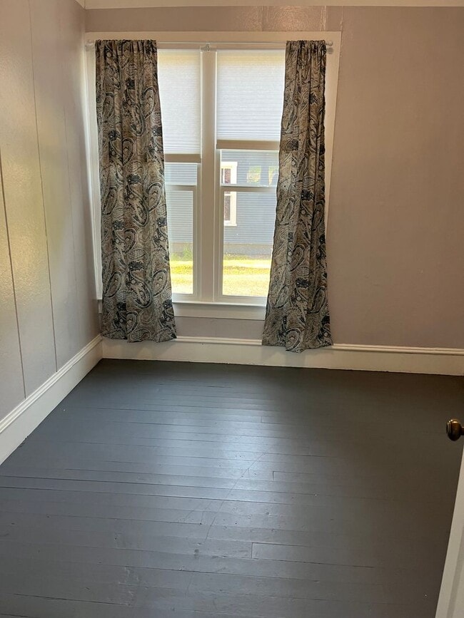 Building Photo - Cute and clean 2 Bedroom 1 Bathroom home in the heart of Roseburg.