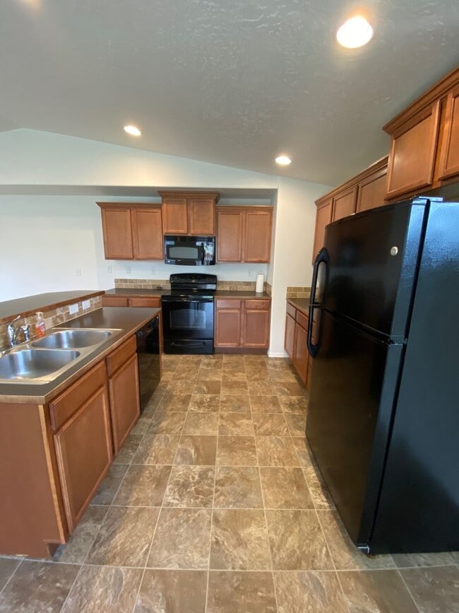 Building Photo - Beautiful 3 bed/2.5 bath with open floorplan!