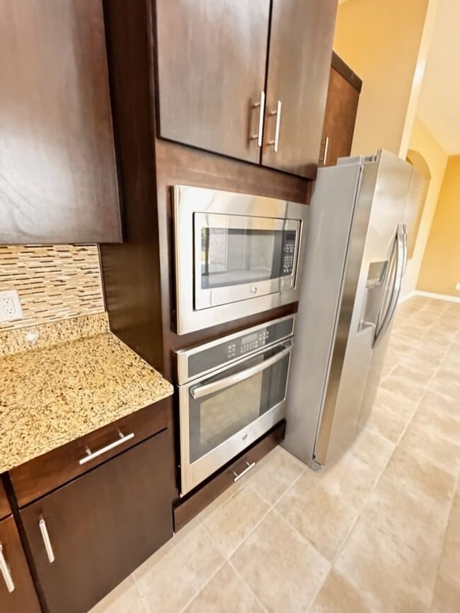Building Photo - 4 Bedroom + den energy efficient Hamilton High