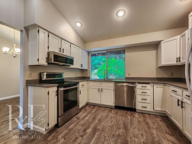 Building Photo - Spacious Tri-Level in East Bremerton | Cor...