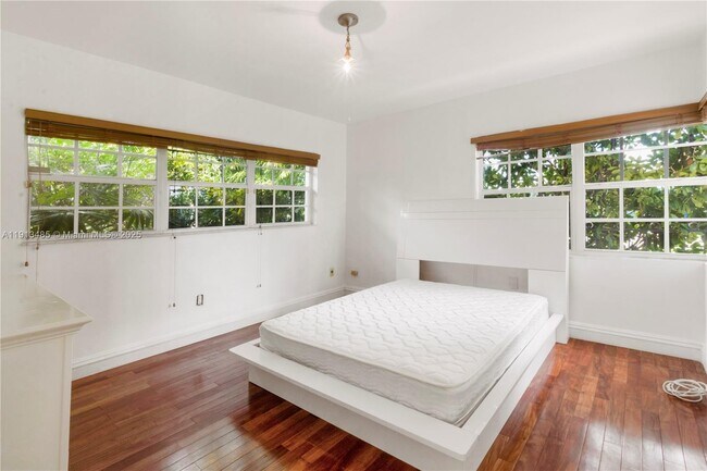 Building Photo - 1700 Bay Dr