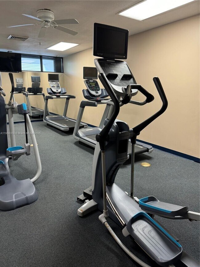 Building Photo - 520 Brickell Key Dr