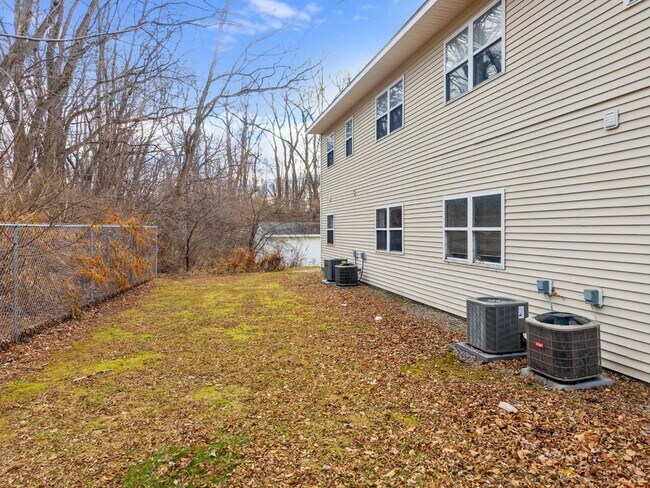 Building Photo - 1911 Cambridge Manor Dr