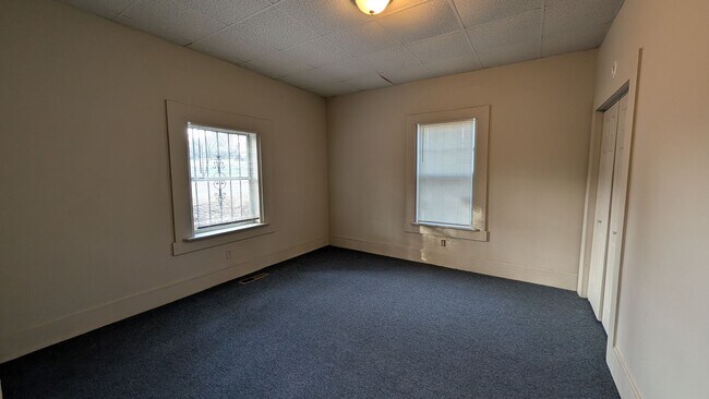 Building Photo - 3BR/1BA -- Deck, Separate Dining Room, In-Unit Laundry