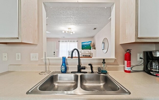 Building Photo - 2BR/2.5 Bath Townhome Minutes to Camp Lejuene