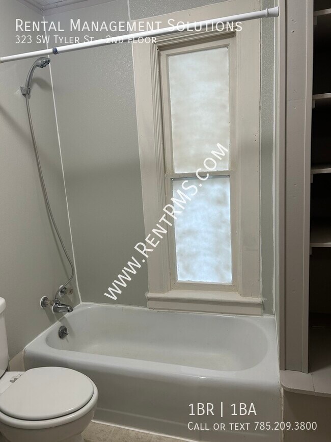 Building Photo - 323 SW Tyler St 2nd Floor- 1BED/1 BATH