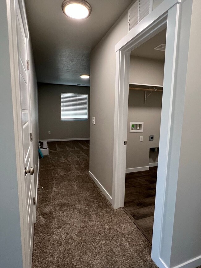 Building Photo - Newer 3 bed 2 bath with a home office just...