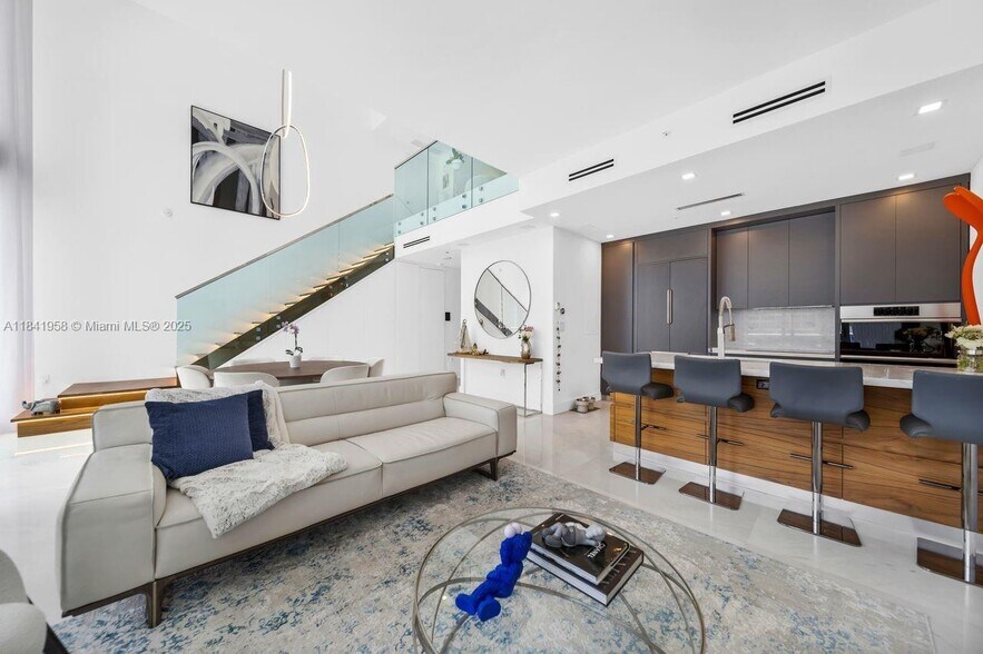 Primary Photo - 200 Biscayne Boulevard Way