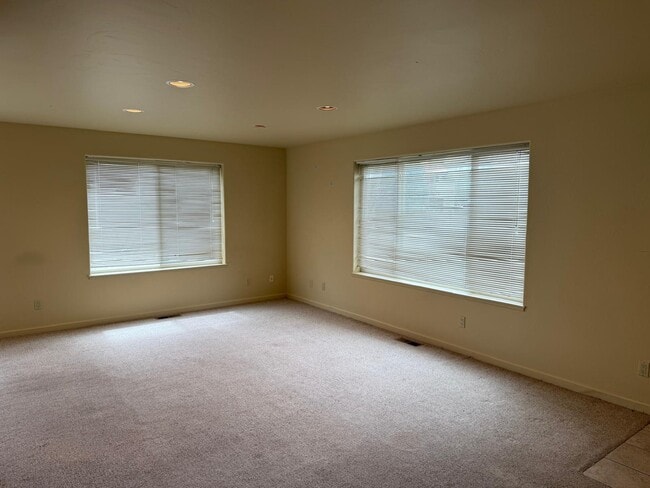 Building Photo - 2624 Graceland Dr