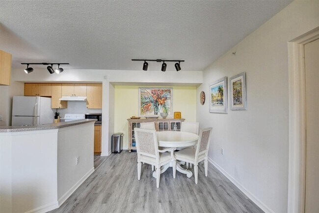 Building Photo - 704 Villa Cir