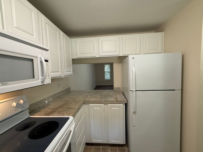 Building Photo - 2 Bed 1 Bath Totem Lake Condo