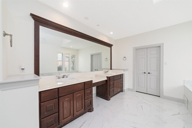 Building Photo - 3505 Parkside Dr