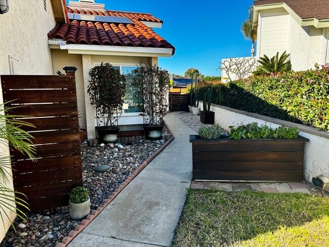 Building Photo - 804 Caminito Azul