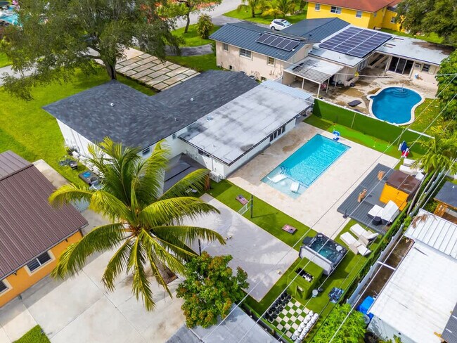 Building Photo - 1255 NE 199th St