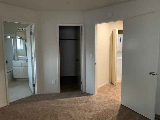 Building Photo - Multilevel townhome at City Homes East