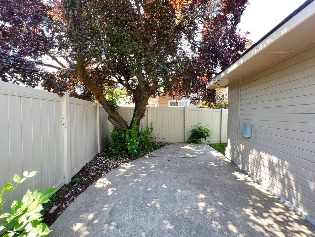 Building Photo - 3098 S Cadet Ln