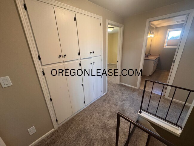 Building Photo - Spacious 4-Bedroom Home in North Springfield