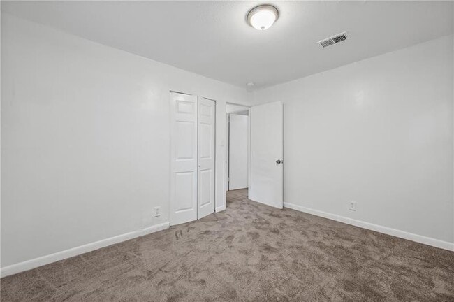 Building Photo - 305 Banberry Dr SE