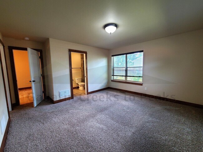 Building Photo - 895 Longbow Ln