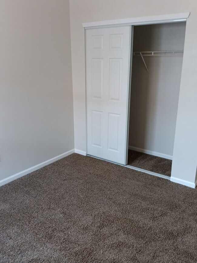 Building Photo - Spacious 4-bedroom, 2-bathroom home! Comin...