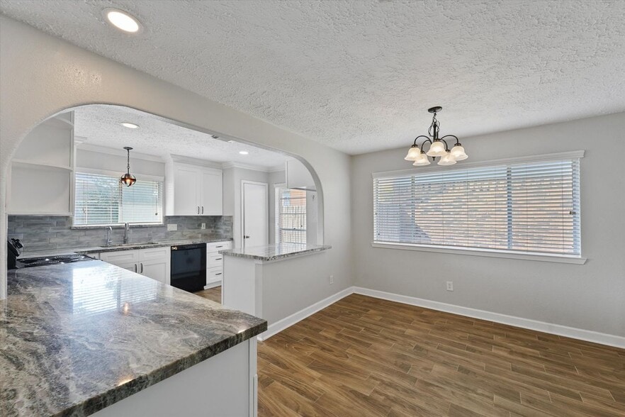 Building Photo - 16703 Pebbleglen Dr