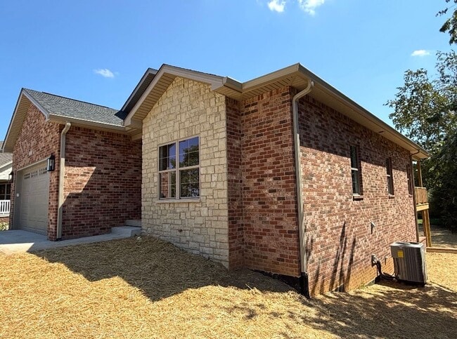 Building Photo - 102 Twin Lakes Dr