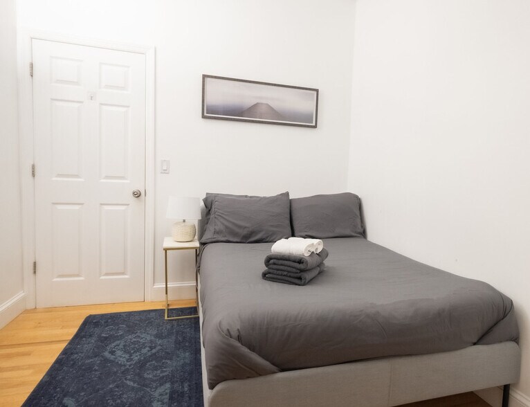 Building Photo - 230 W 113th St