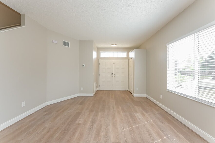 Building Photo - 12812 Longcrest Dr