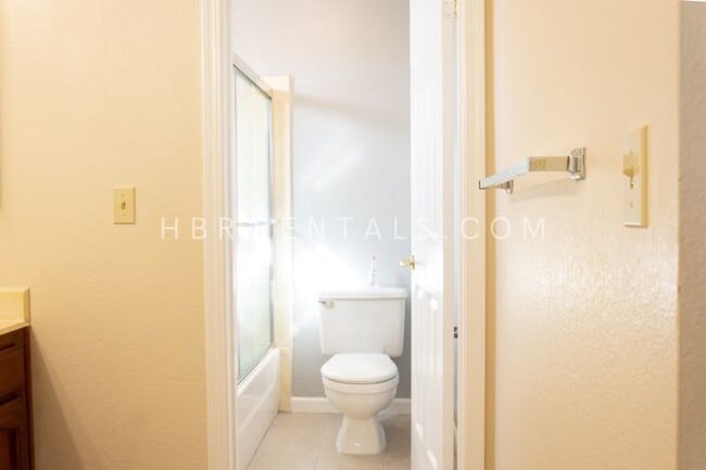 Building Photo - Charming 3-Bedroom Retreat with Cozy Fireplace in Tracy – Spacious Home with 2.5 Baths!