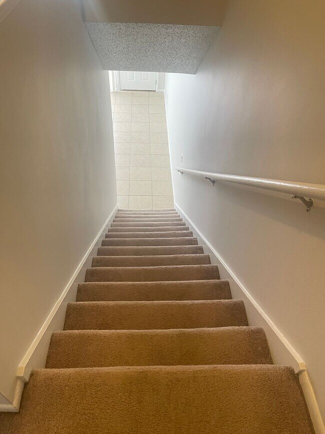 Building Photo - 1/1.5 Townhome in Gated Community! -- Appl...