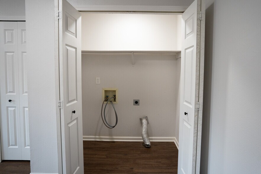 Building Photo - 5097 Roberts Dr