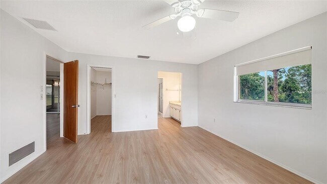 Building Photo - 515 Rousseau Dr