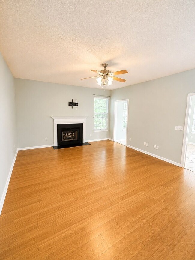 Building Photo - 1525 Clarendon Way