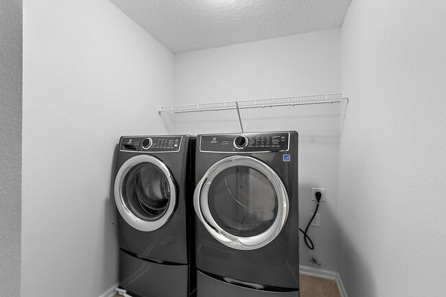 Building Photo - Contemporary Townhouse in East Village!