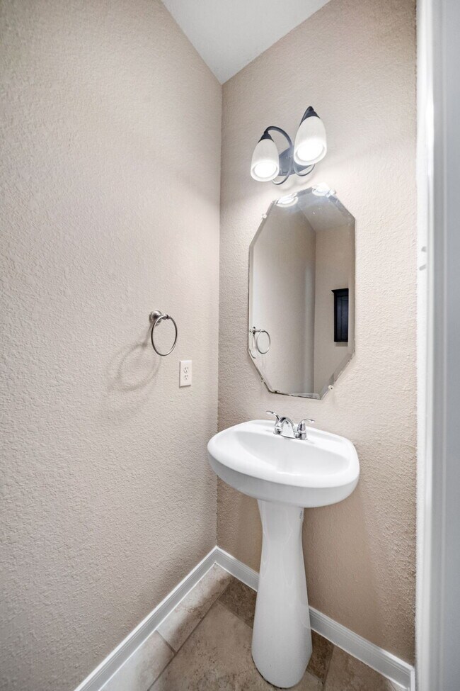 Building Photo - Exceptionally well-maintained Sterling Ridge Townhome boasts an array of desirable features!