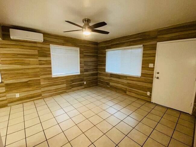 Building Photo - E Washington Ave Triplex