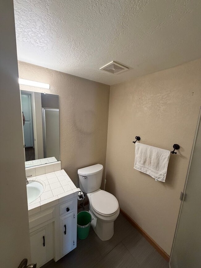 Building Photo - 2323 Easthills Dr