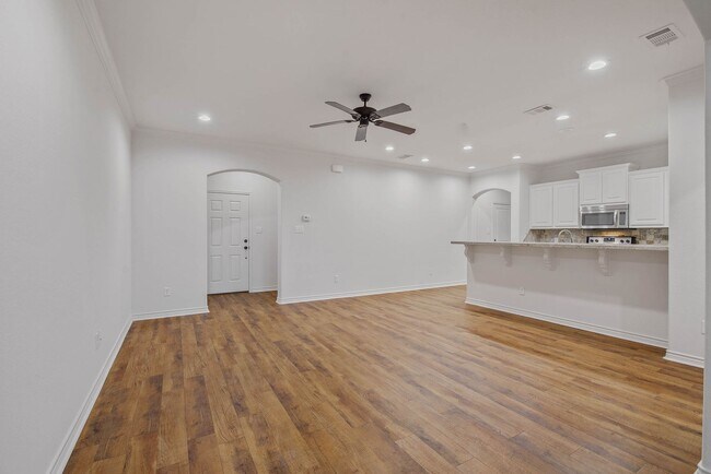 Building Photo - 3 Bed Townhome Minutes from Campus in Quiet Area