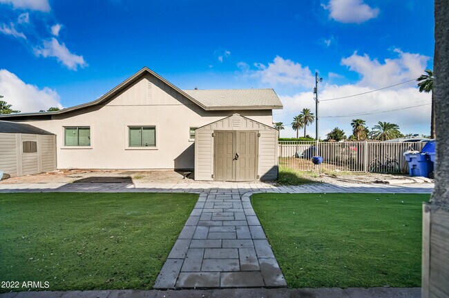 Building Photo - 1860 W Glenrosa Ave