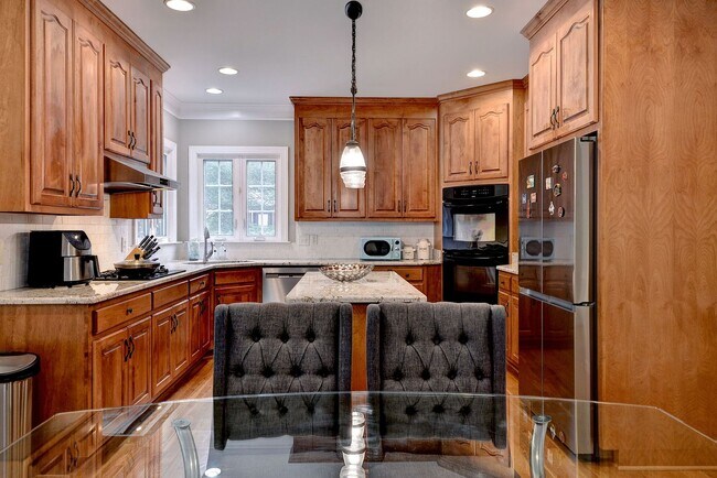 Building Photo - Spacious 5BR/4BA Home in Yorktown – Convenient Location and Comfortable Living
